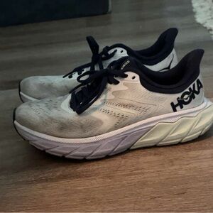 hoka arahi 7s definitely very worn but in good shape